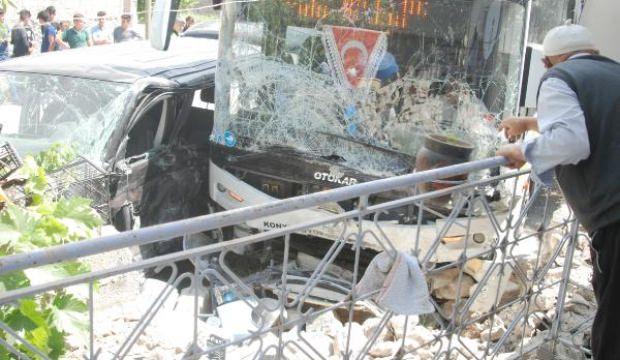 İşçi servisi ile belediye otobüsü çarpıştı: 10 yaralı