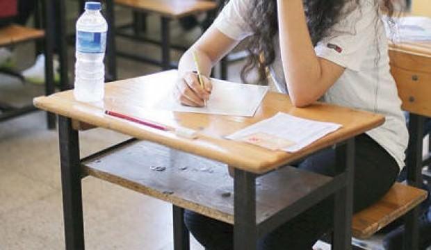 Sınava giren torununa aldığı su şişesinden alkol çıktı