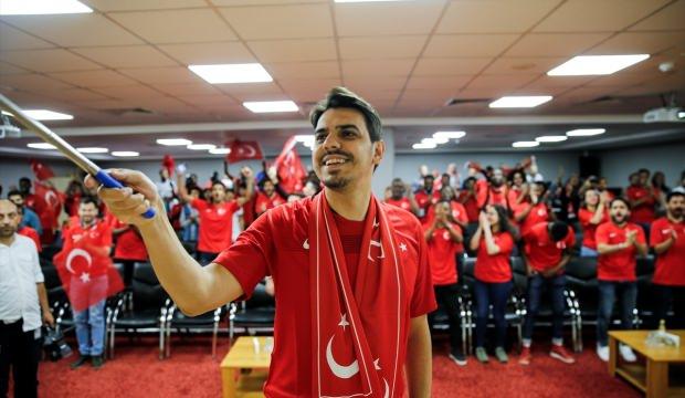 YTB Başkanı Eren, uluslararası öğrencilerle milli maçı izledi