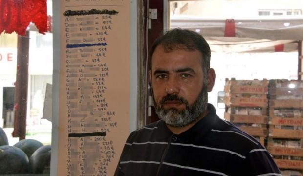 Borcunu ödemeyen müşterilerinin listesini duvara astı