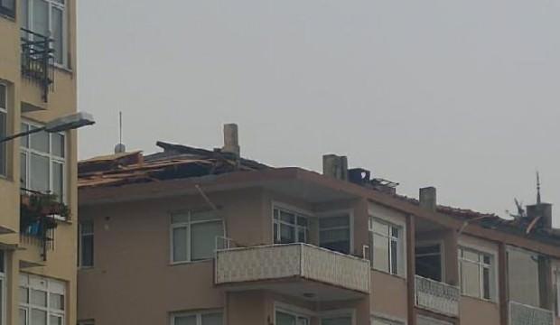 Fırtınada apartmanın çatısı uçtu