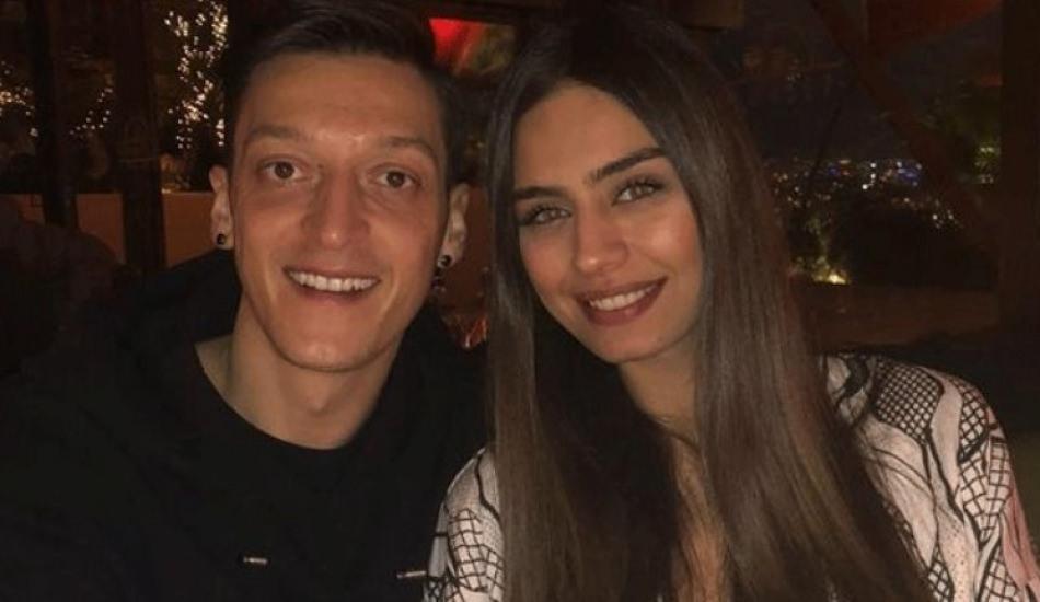 amine_gulse_ve_mesut_ozil_arabada_rap_yapti_1561788444_9156.jpg
