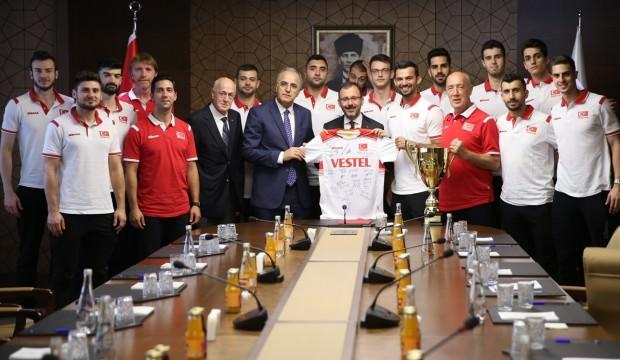 Bakan Kasapoğlu, şampiyon voleybolcuları kabul etti