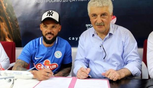 'Rizeliler beni çok sevdi' deyip 2 yıllık imzayı attı