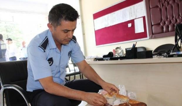 Dilenci operasyonunda, ekmek arasından para çıktı
