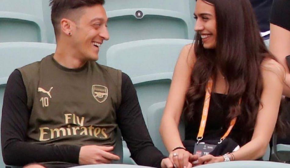 mesut_ozil_ve_amine_gulsenin_aileleri_ile_tatilde_1561965719_6344.jpg