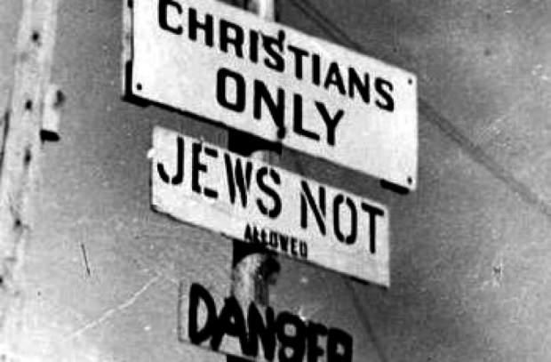 "Sadece Hristiyanlar girebilir, Yahudiler giremez" yazan bir tabela.