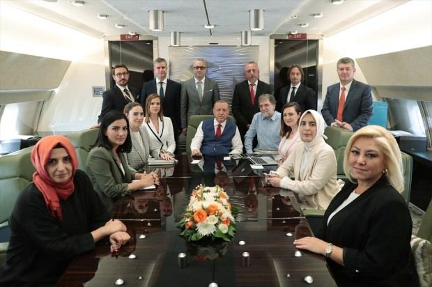 Erdoğan, Bosna Hersek'teki temaslarının ardından Ankara'ya dönüşü sırasında uçakta gazetecilerle sohbet etti...