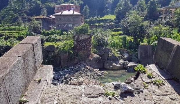 Rize'de 300 yıllık köprü çöktü