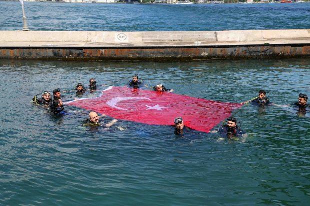 Gaziler, Boğaz'ın yüzeyinde Türk bayrağı açtı.