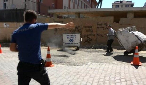 Sultangazi'de yoldaki çatlaklardan çıkan duman panik yarattı