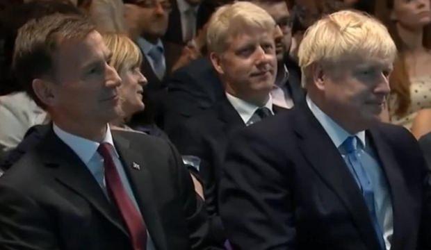 Jeremy Hunt (soldaki) Boris Johnson (sağdaki)...