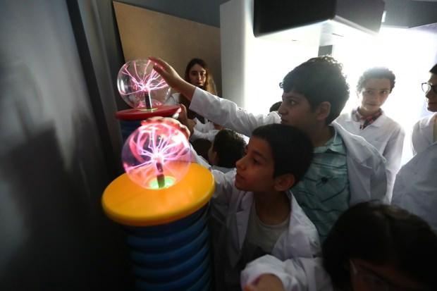 Öğrenciler bilim merkezinde deney yapıyor.