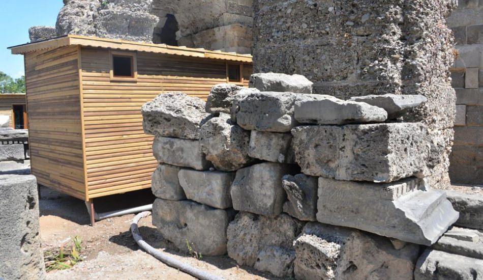 side_antik_tiyatrodaki_prefabrik_tuvalet_sikayet_topluyor_1563781662_7848.jpg