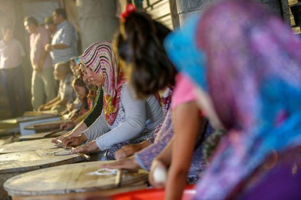 Antalyalı 70 kadın gözleme satıp cami yaptırıyor