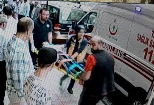 Genç kızın ambulansla hastaneye kaldırıldığı anlar güvenlik kameraları tarafından kaydedildi.