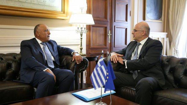 Yunanistan Dışişleri Bakanı Nikos Dendias ve Mısırlı mevkidaşı Sami Şükrü...