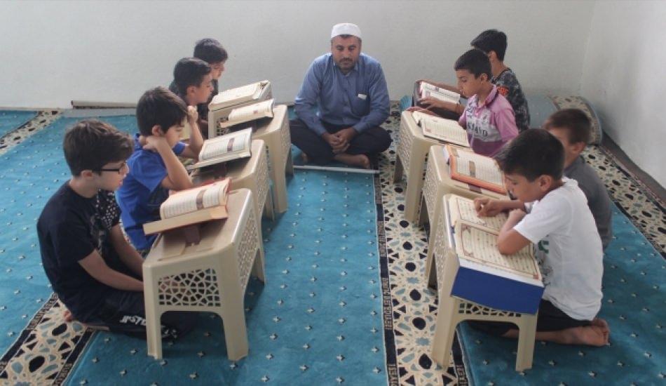 gorme_engelli_imam_necmettin_cocuklara_kuran_i_kerim_ogretiyor_1564819547_4239.jpg