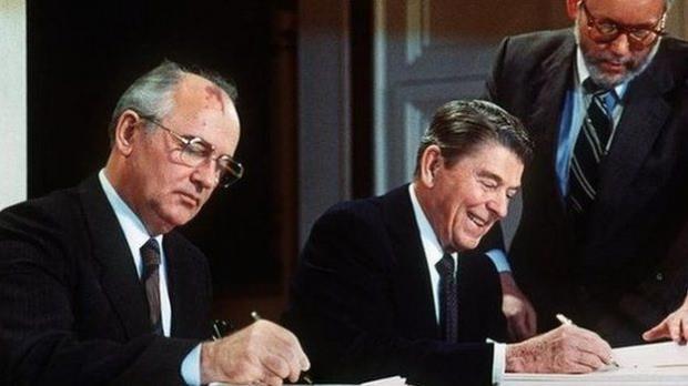 INF'yi Sovyetler Birliği lideri Gorbaçov (solda) ve ABD Başkanı Reagan 1987 yılında imzaladı