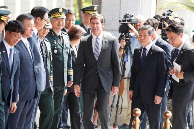ABD Savunma Bakanı Mark Esper ve Güney Kore Savunma Bakanı Jeong Kyeong-doo...