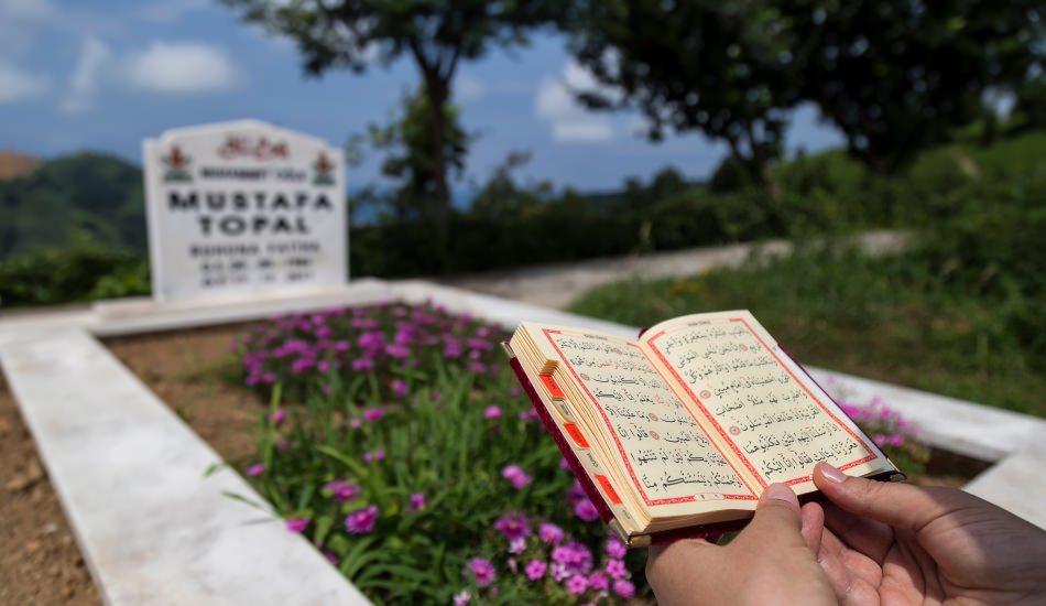kabir_ziyareti_duasi_nedir_mezar_basinda_okunacak_dualar_neler_mezara_cicek_ekmek_1565012982_2072.jpg