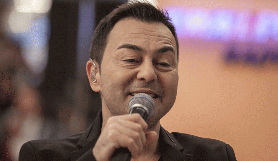 serdar_ortaca_sahnede_duygulandiran_surpriz_1565155956_669.gif