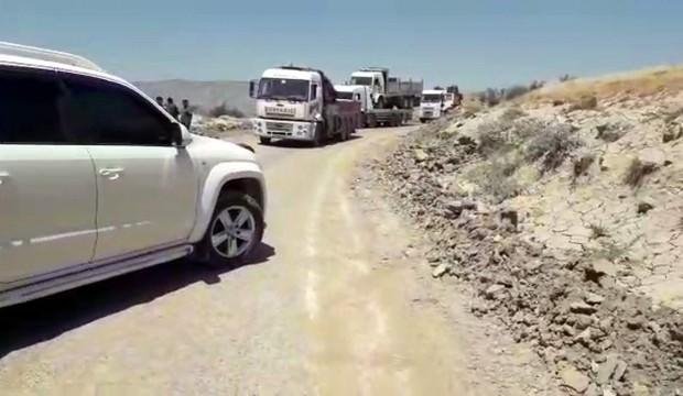 Baraj kapakları açıldı, araçlar yolda kaldı