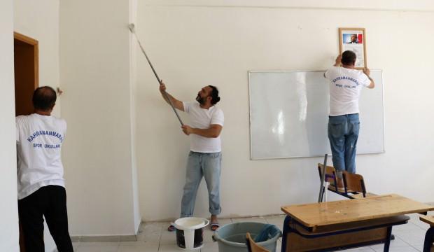 Eline fırça alan öğretmenler okulu boyadı