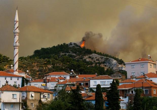 İzmir'deki orman yangını yerleşim yerlerini yerlerini tehdit ediyordu.