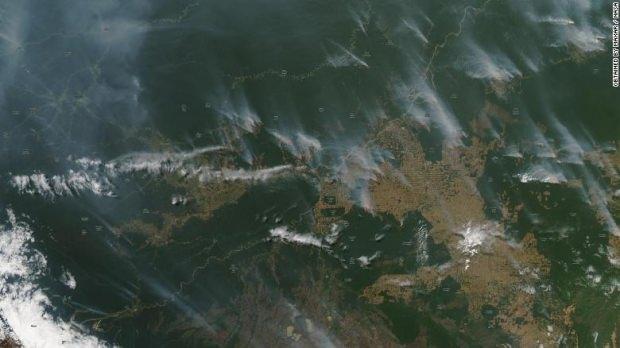 Çekilen uydu fotoğrafında, yangınlar uzaydan da görüntülendi.