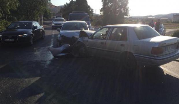 İzmir'de iki otomobil çarpıştı: 4'ü çocuk 8 yaralı