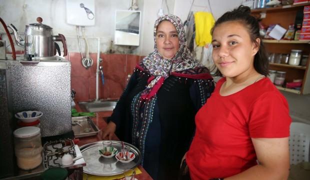 Köy kahvehanesini anne kız işletiyor!