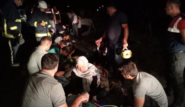 Van'da minibüs devrildi: Çok sayıda yaralı var