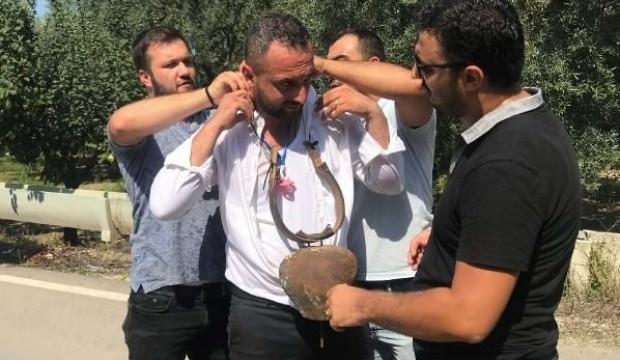 Boynuna öküz çanı takıp arabayla gezdirdiler!