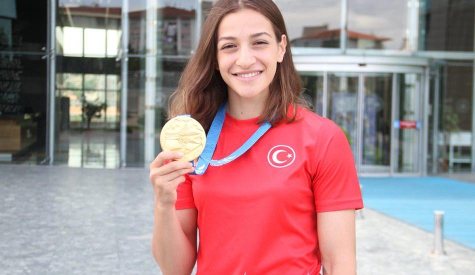 buse_naz_cakiroglundan_tarihi_bir_gurur_daha_1567404844_6188.jpg