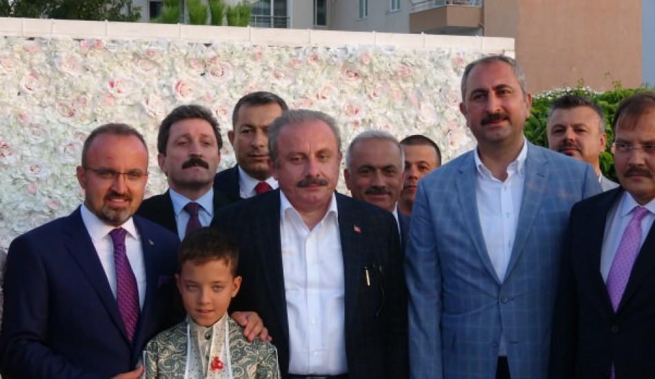 siyaset_dunyasi_ak_parti_grup_baskanvekili_bulent_turanin_ogullarinin_sunnet_toreninde_bulustu_1567409524_1432.jpg