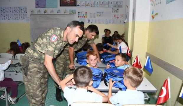 Türk askeri, Kosovalı öğrencilerin yüzünü güldürdü