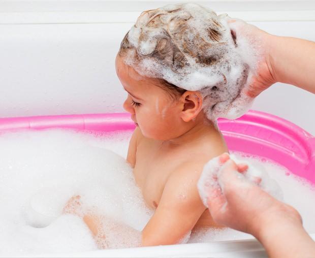 Bebeklerin saçları nasıl yıkanmalı