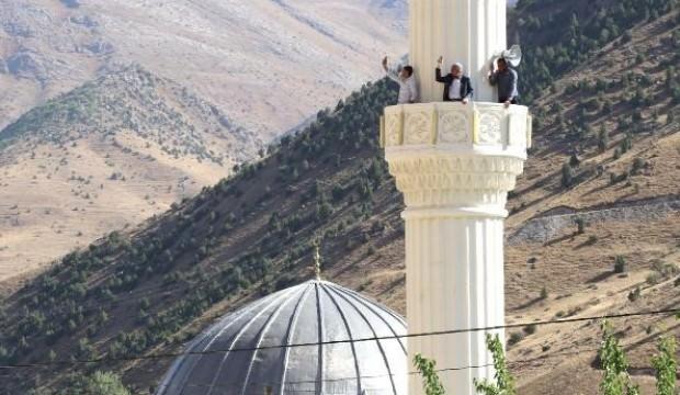 Caminin minaresi ve tepelere çıkarak görüşme yapıyorlar