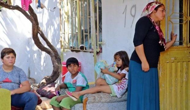 'Evde yılan var' korkusuyla 45 gündür damda uyuyorlar!