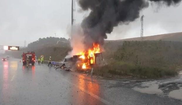 Trafiğin ortasında alev topuna döndü