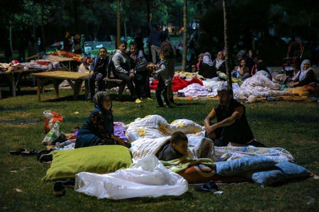 İstanbul'da vatandaşlar geceyi parklarda geçirdi. 