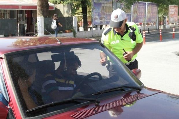 Milas İlçe Emniyet Müdürlüğü Trafik Tescil Büro Amirliği ekiplerince Milas’ta ilk kez araç sürücülerine yönelik sigara denetimi yapıldı.