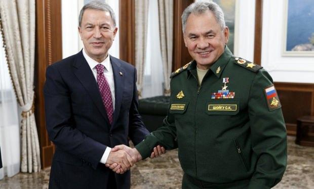 Mlii Savunma Bakanı Hulusi Akar ve mevkidaşı Sergey Şoygu...