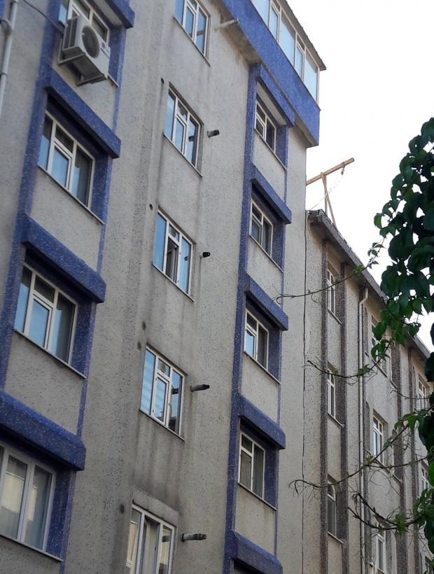 Şirinevler'de deprem sırasında temelinden oynayan binanın, hemen yanındaki binaya yaslandığı tespit edildi.
