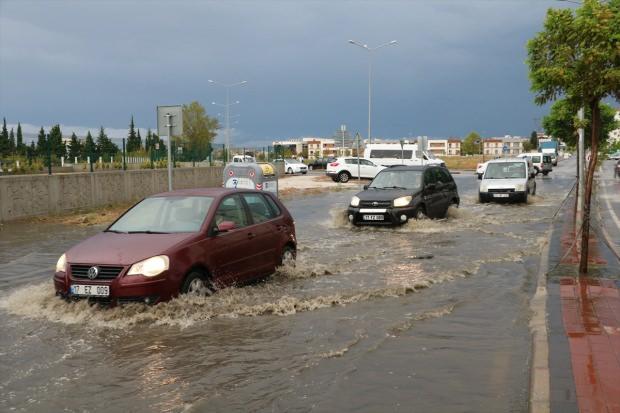 Şiddetli dolu ve sağanak yağış nedeniyle Tekirdağ’ın Malkara ilçesi girişinde, İstanbul’dan Çanakkale yönüne trafik felç oldu.