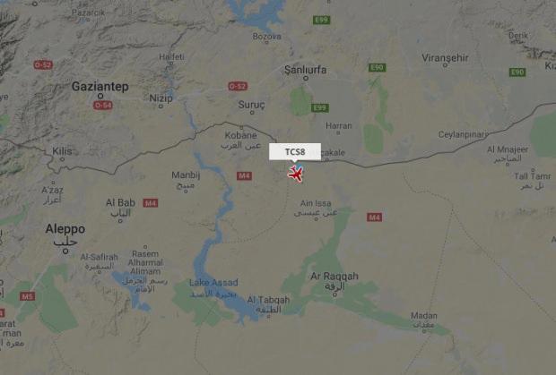 TCS8 uçuş koduna sahip İHA, Suriye sınırı ile Rakka arasında mekik dokudu. Hava trafik radarına bir kısa süre yakalanan İHA'nın hareketliliği böyle görüntülendi.