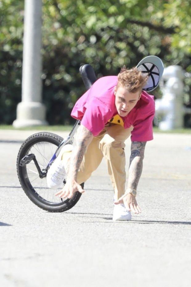 Justin Bieber bisikletten düştü