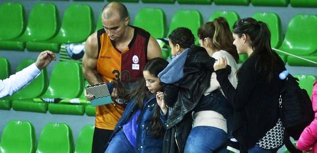 Arroyo tribüne koşup ailesini kurtardı!