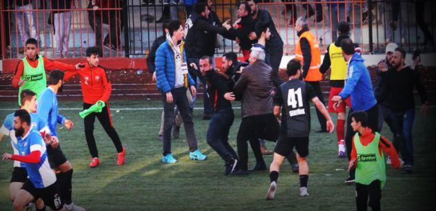 Barbarlığın böylesi! Futbolculara bıçaklı saldırı